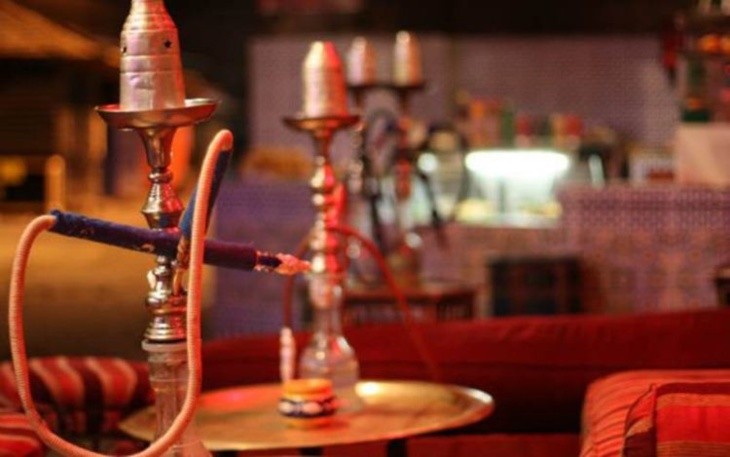 مقاهي الشيشة تعود بقوة إلى مراكش وسط فراغ قانوني ورفض مجتمعي