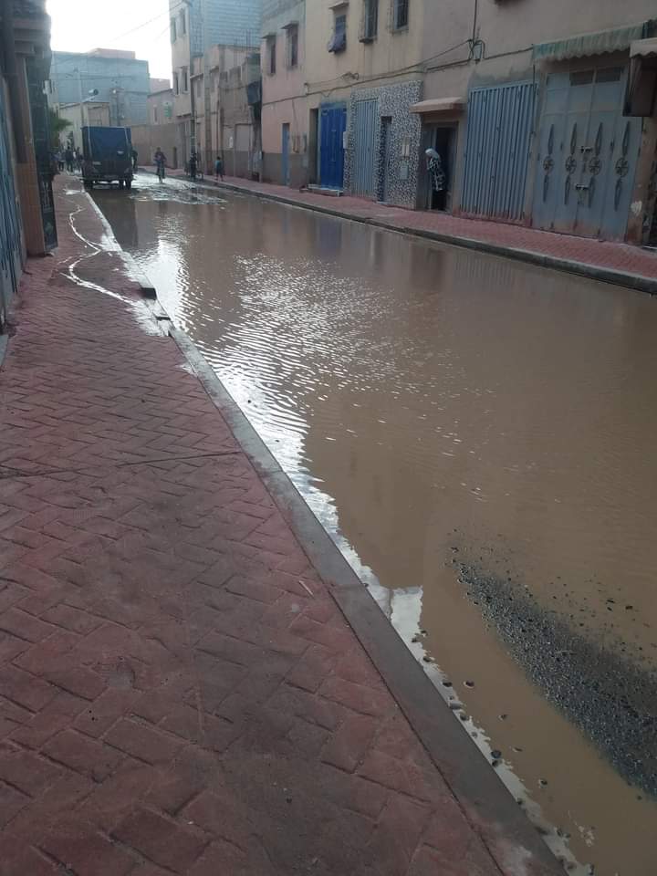 اختناق قنوات الصرف الصحي بحي الزرايب بعد التساقطات المطرية الأخيرة