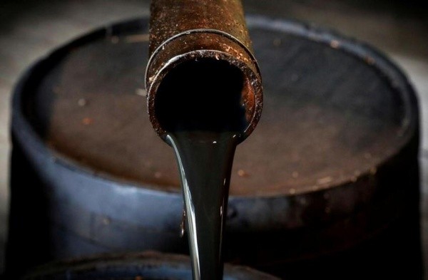 أسعار النفط تواصل هبوطها بسبب السحب من الاحتياطات