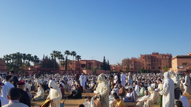 المصلون يؤدون صلاة العيد بمصلى المسيرة 3 في غياب المكبرات الصوتية