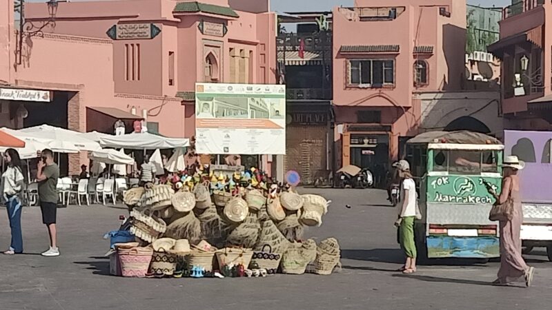 أسواق عشوائية جديدة تنبت في ساحة جامع الفنا بإيعاز من السلطات