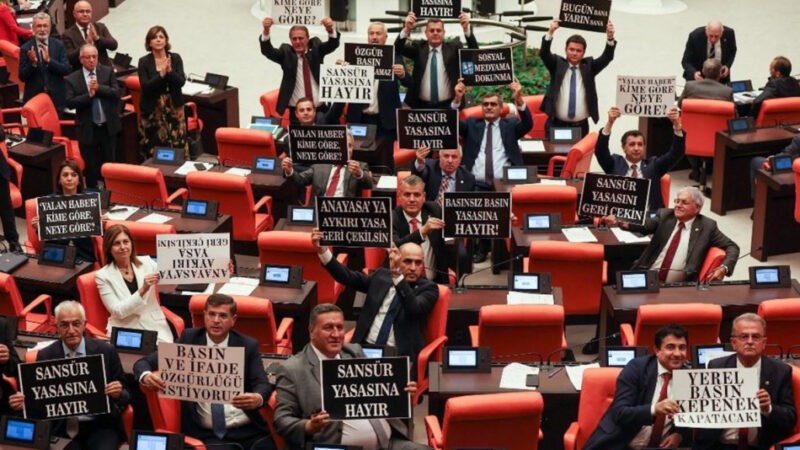 البرلمان التركي يقرّ قانوناً يجرّم نشر “الأخبار الكاذبة”