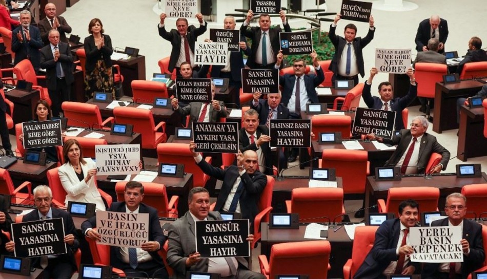 البرلمان التركي يقرّ قانوناً يجرّم نشر « الأخبار الكاذبة »