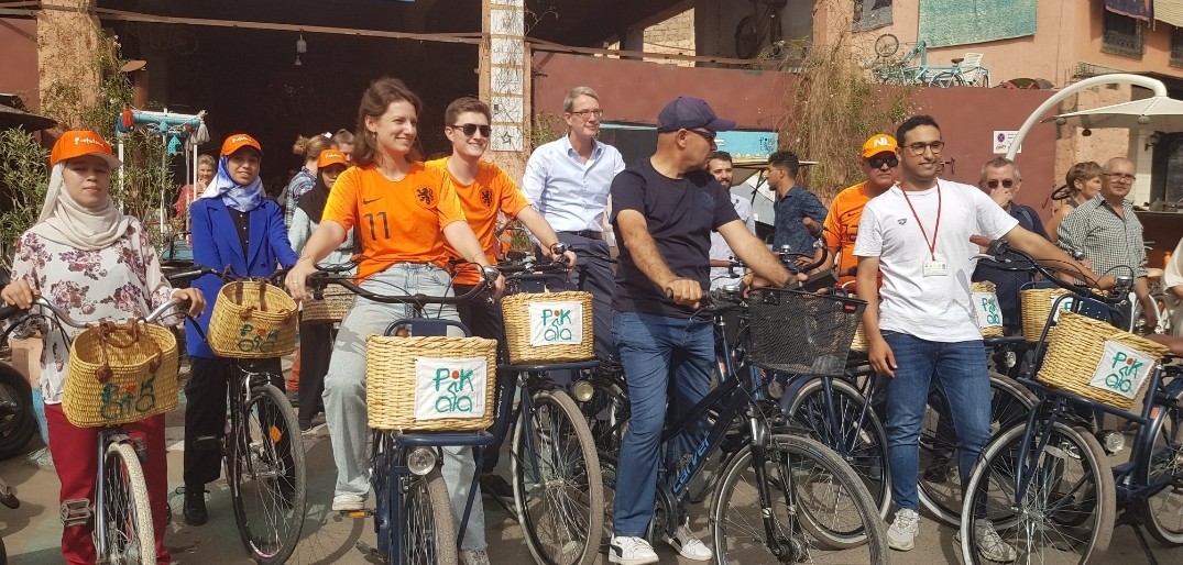 السفير الهولندي بالمغرب يشارك في جولة بالدراجات الهوائية بمراكش