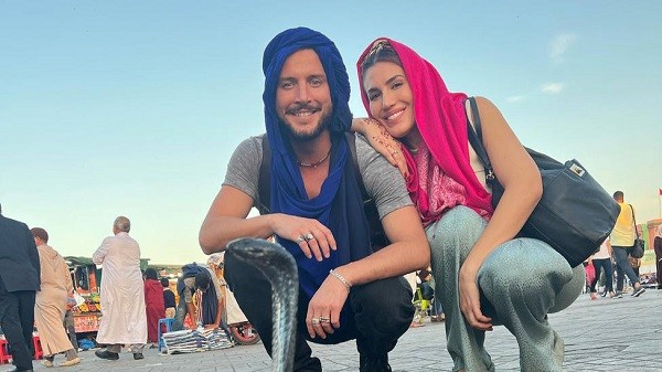 المغني الإسباني مانويل كاراسكو يقضي عطلته بمراكش رفقة زوجته