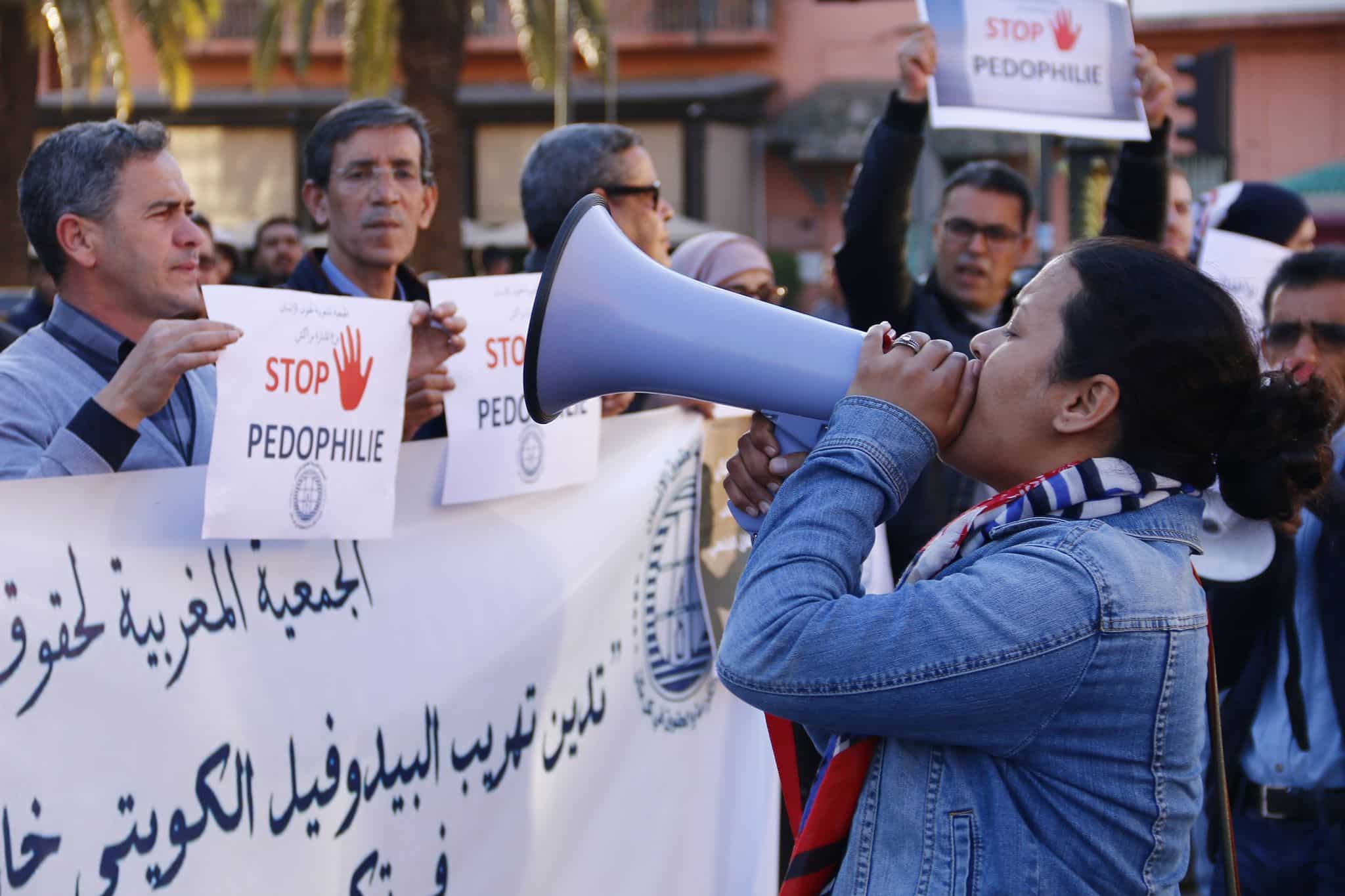 حقوقيون يحتجون امام محكمة الاستئناف بمراكش للمطالبة باحضار البيدوفيل الكويتي الهارب