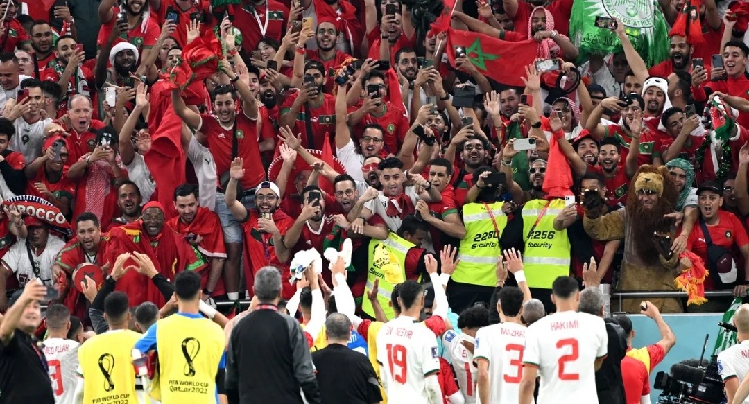 الفيفا « الجماهير المغربية اللاعب رقم واحد في تأهل المنتخب المغربي »