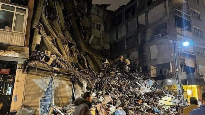 زلزال يضرب تركيا ويخلف 284 قتيلا