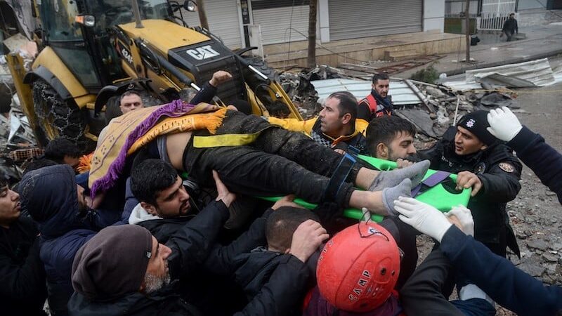 الجالية المغربية بتركيا تقدم المساعدات لضحايا الزلزال
