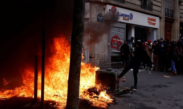 إصابات واعتقالات في صدامات بين الشرطة والمتظاهرين في باريس