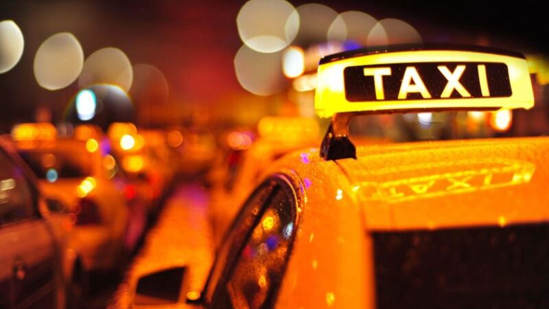 وزارة الداخلية تجمد إصدار « كريمات » سيارات الأجرة