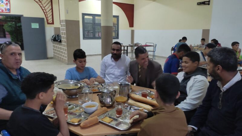 المديرالإقليمي للتعليم بالحوز يشارك تلاميذ ثانوية سيدي عبد بن حساين وجبة الافطار الرمضاني