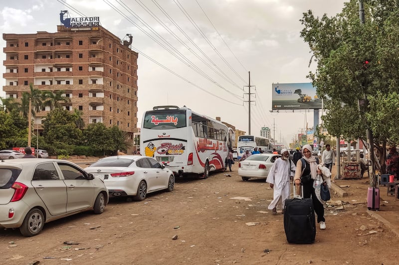 جلالة الملك يعطي تعليماته لتأمين عودة المغاربة العالقين بالسودان