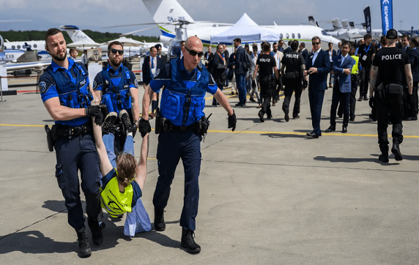تحويل مسار رحلة جوية بين مراكش وجنيف بسبب أعمال شغب في المطار السويسري