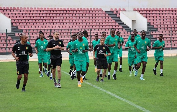 المنتخب الغيني يحل بالمغرب ويبدأ استعداداته لموقعة مراكش ضد نظيره المصري