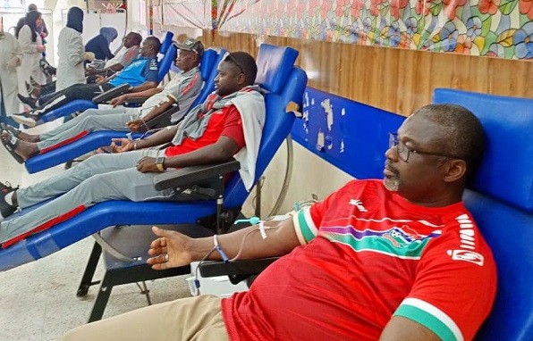منتخب غامبيا لكرة القدم يساهم في حملة التبرع بالدم لضحايا الزلزال