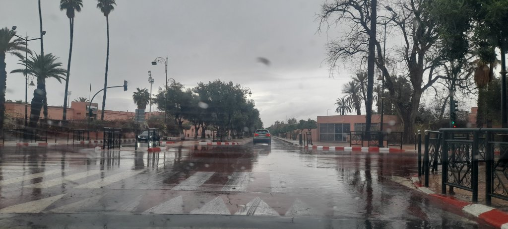 نشرة إنذارية .. أمطار وهبات رياح قوية مرتقبة بعدد من أقاليم المملكة