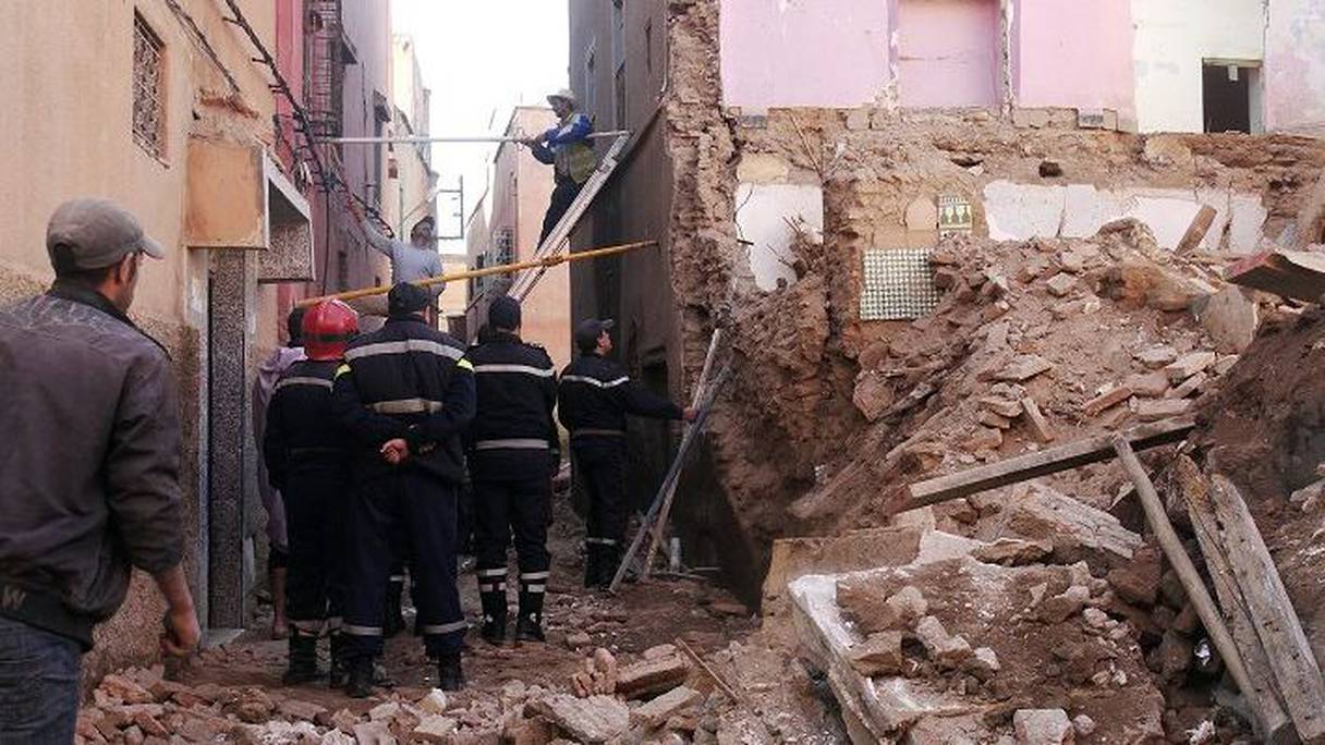 انهيار منزل مهدد منذ الزلزال بالمدينة العتيقة يسائل الجهات المسؤولة 