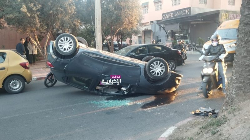 انقلاب سيارة في حادثة سير خطيرة بحي سيدي عباد