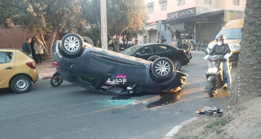 انقلاب سيارة في حادثة سير خطيرة بحي سيدي عباد