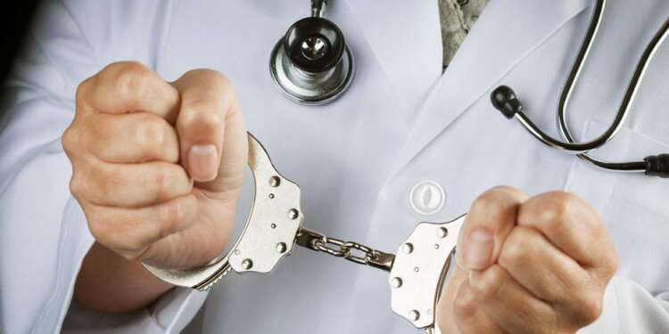 اعتقال طبيبة  بتهمة تزوير الوثائق والرشوة