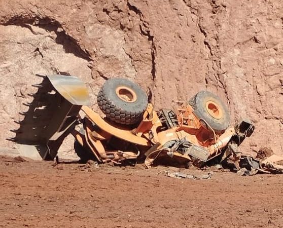 نجاة سائق من موت محقق اثر سقوط جرافة من مرتفع جبلي