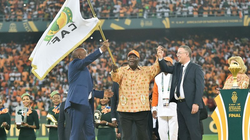 فوزي لقجع يتسلم علم كأس افريقيا 2025