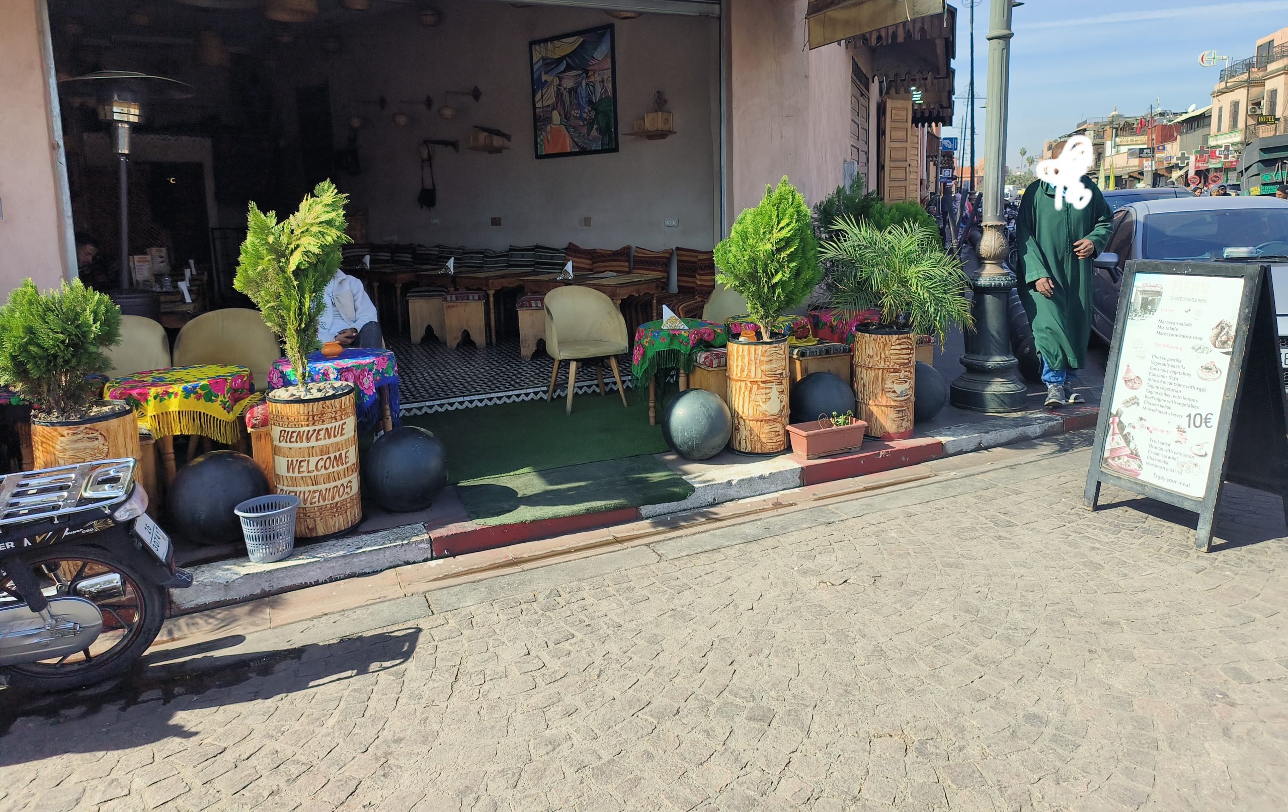 مقهى في ساحة الملاح: احتلال الملك العمومي يثير الجدل ويكشف عن فجوات في تنفيذ القوانين