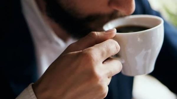طبيبة مختصة في علم النوم تكشف مخاطر تناول القهوة عند الاستيقاظ