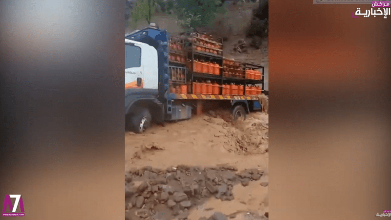 فيديو.. الفيضانات تحاصر شاحنة محملة بقنينات الغاز بالحوز