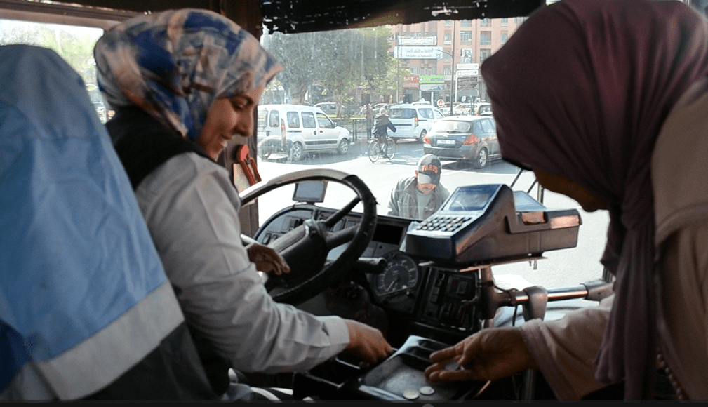 قيادة حافلة وسط التحديات: أسماء عكريم تكتب فصلا جديدا في تاريخ المرأة القروية بمراكش آسفي+فيديو