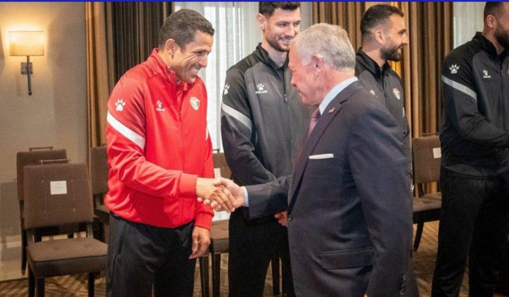 ملك الأردن يُمنح منتخب النشامى، الذي يقوده المدرب المغربي الحسين عموتة، ميدالية اليوبيل الفضية