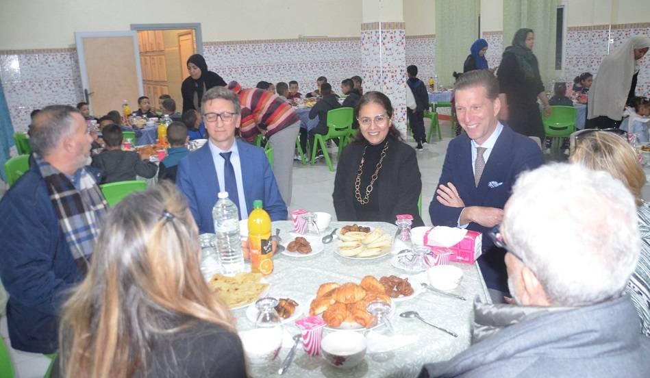 سفير هنغاريا وزوجته يتقاسمان مائدة الإفطار مع نزلاء دار الطفل بمراكش
