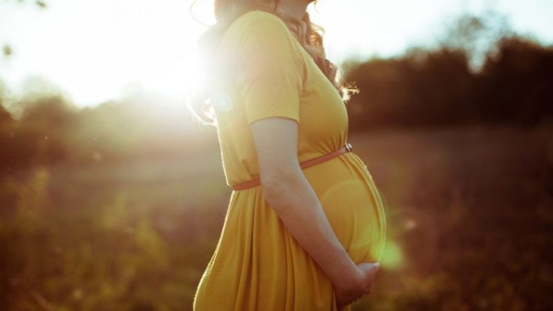 دراسة : كيف يمكن لأشعة الشمس أن تؤثر على القدرة الإنجابية للنساء؟