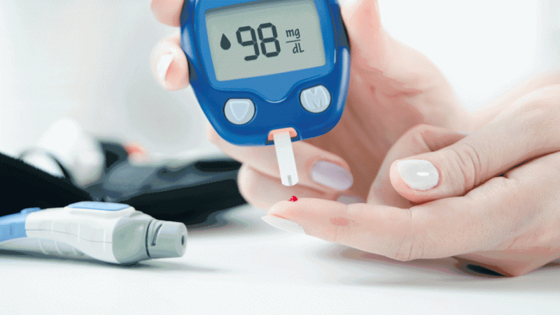 مختصة تحذر مرضى السكري من انخفاض مستويات السكر بالدم