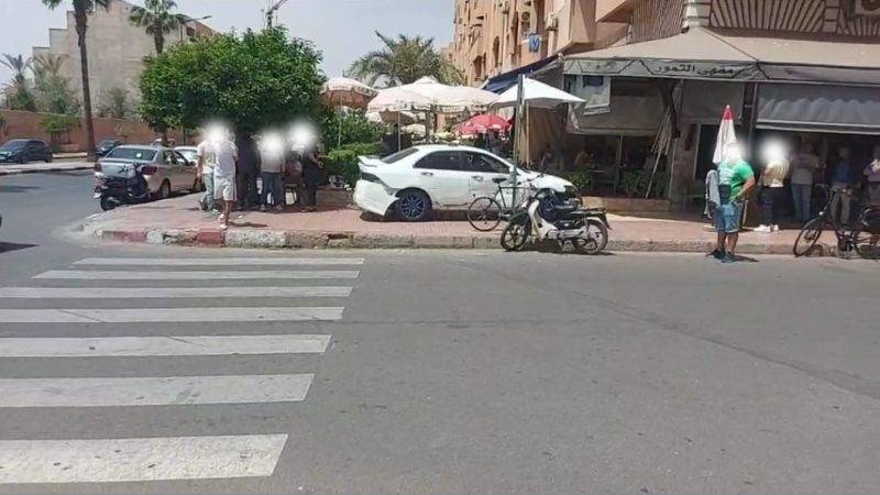 عاجل : سيارة تقتحم مقهى بشارع علال الفاسي