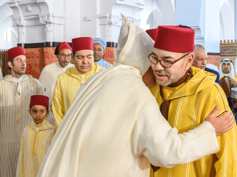 جلالة الملك محمد السادس يؤدي صلاة عيد الفطر ويتقبل التهاني بالمناسبة السعيدة
