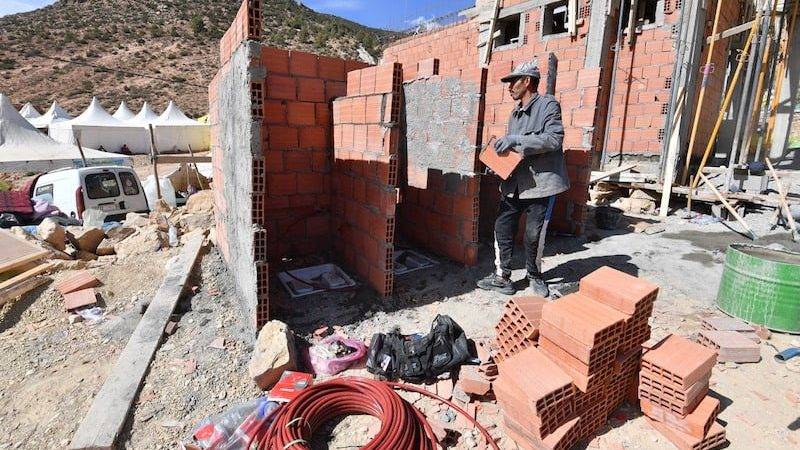 زلزال الحوز ، سكان دواوير أمزميز يعززون جهود الإعمار عبر التعاون مع مقاولة بناء