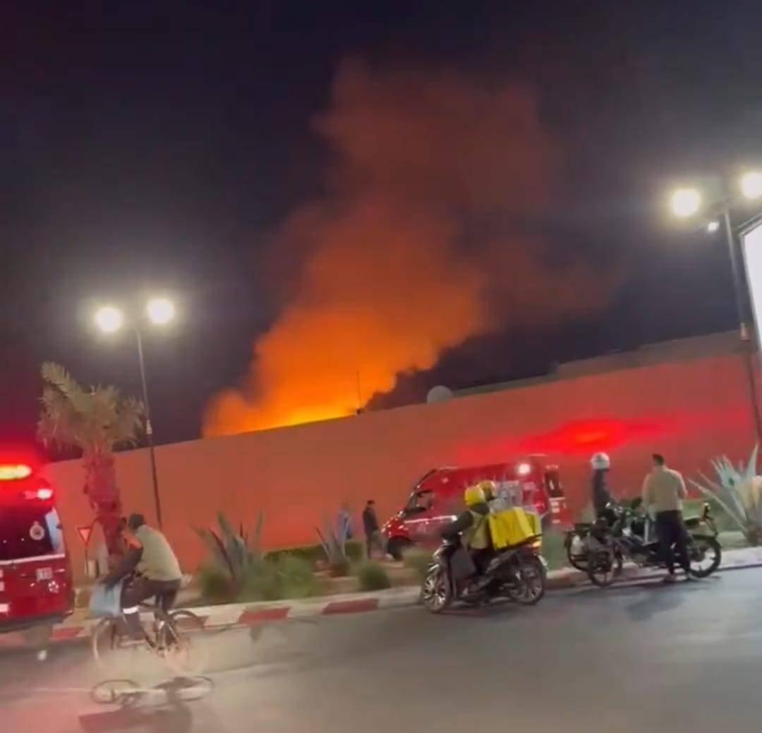 عاجل : حريق مهول بسوق الخميس يتسبب في خسائر جسيمة + الصور  