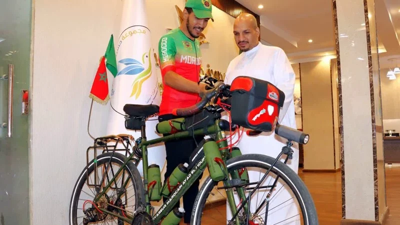 بعدما سافر إلى مكة عبر دراجة هوائية..مغربي يقضي مناسك الحج