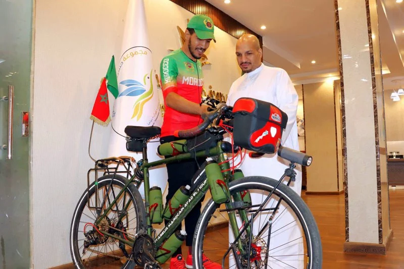 بعدما سافر إلى مكة عبر دراجة هوائية..مغربي يقضي مناسك الحج