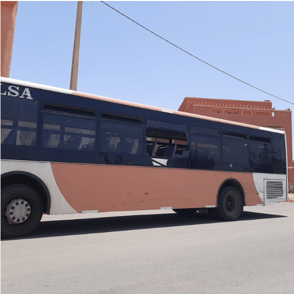 مختل عقليا يتسبب في تخريب حافلات « ألزا » نواحي مراكش
