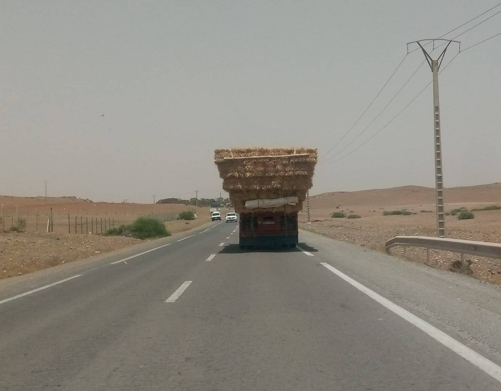 شاحنات كبيرة بحمولة زائدة تهدد سلامة مستعملي الطريق بين مراكش والجديدة