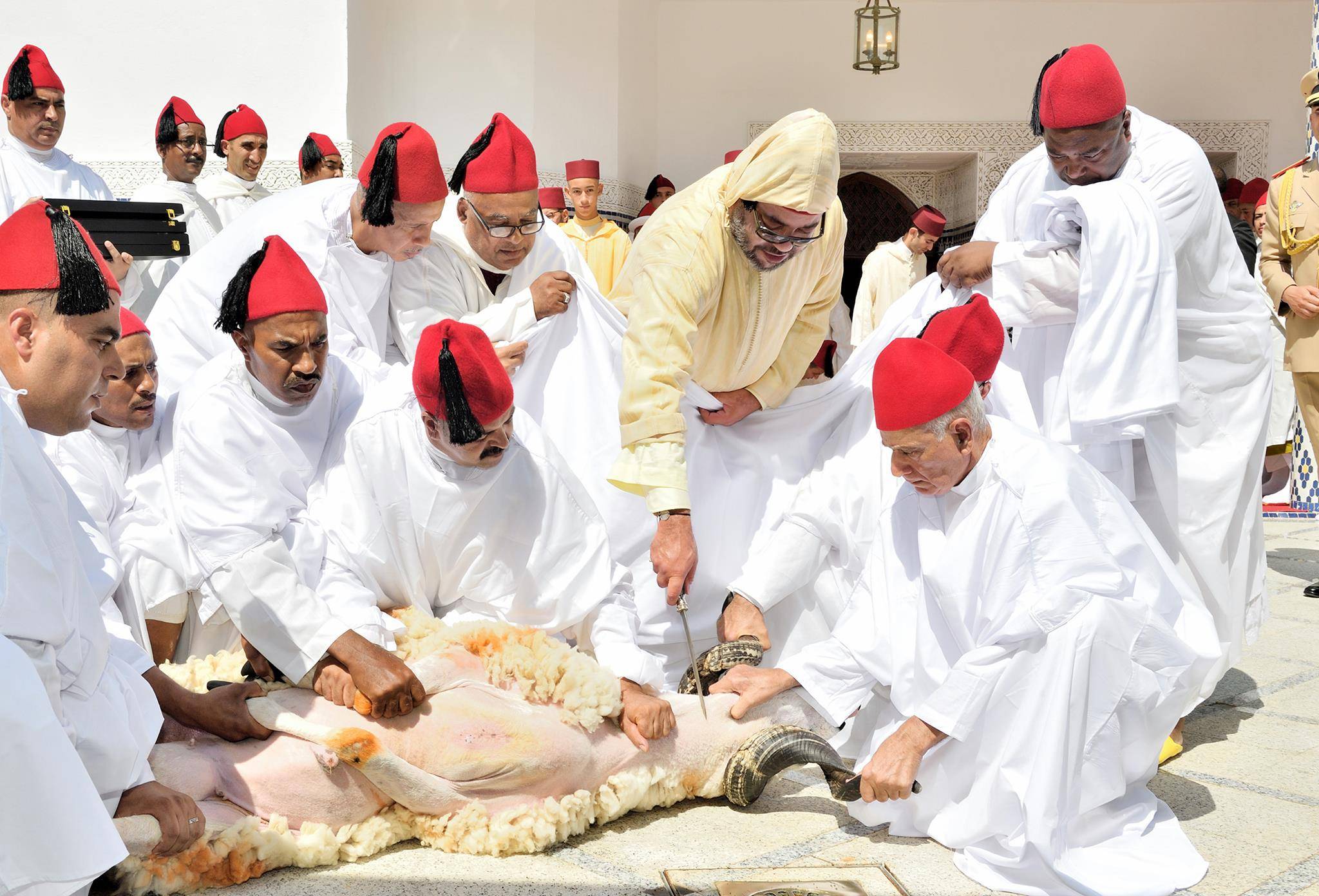 الملك محمد السادس يؤدي صلاة العيد بمسجد الحسن الثاني بتطوان وينحر الأضحية