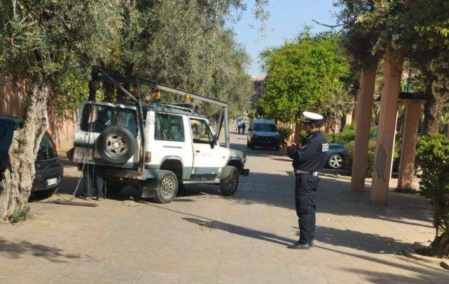 أمن مراكش يشن حملات على السيارات المركونة في فضاءات ممنوعة