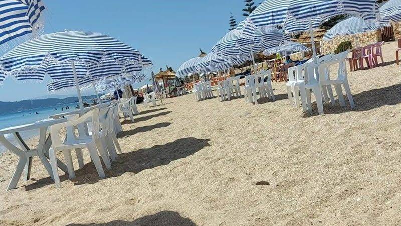 ظاهرة « احتلال الشواطئ » بشمال المغرب تهدد راحة المصطافين