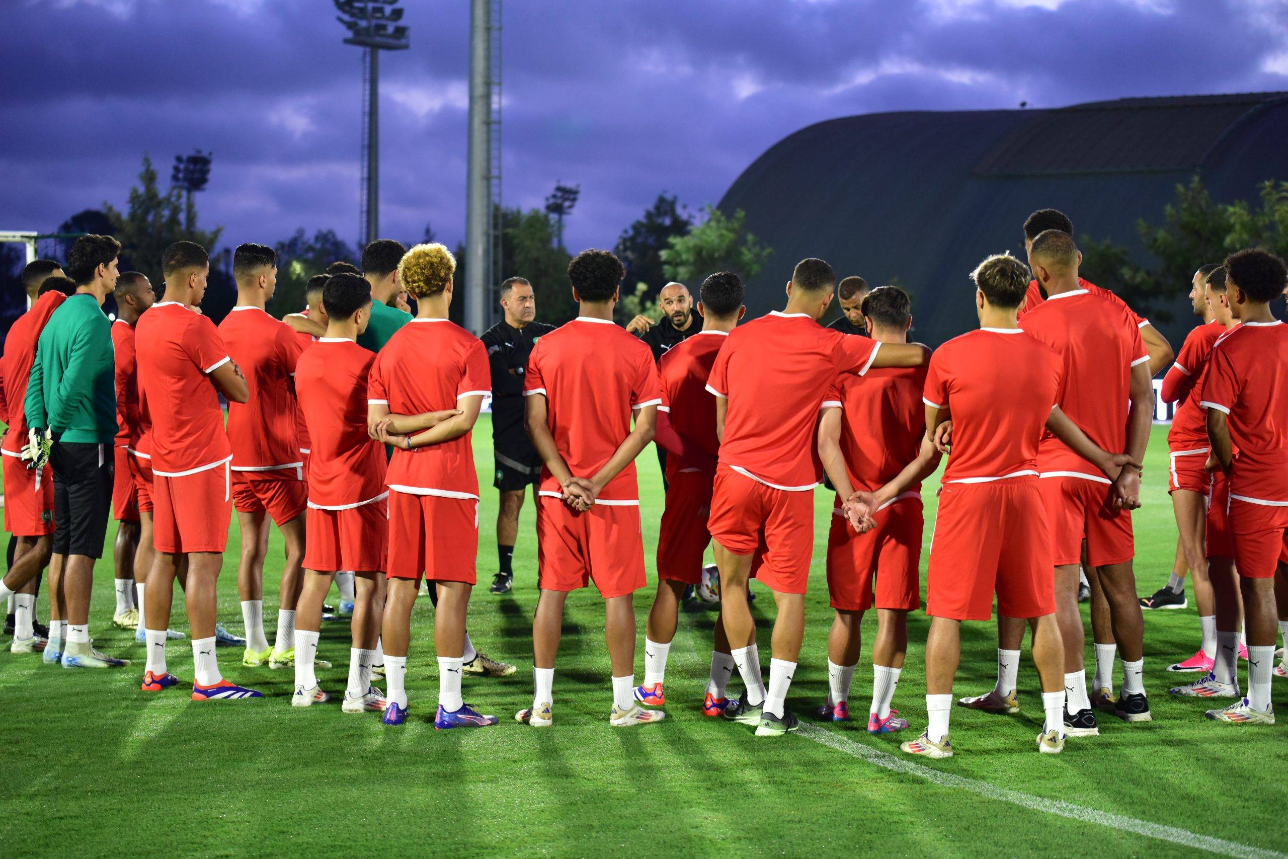 عناصر المنتخب الوطني تجري الحصة الأولى استعدادا لمواجهة الغابون