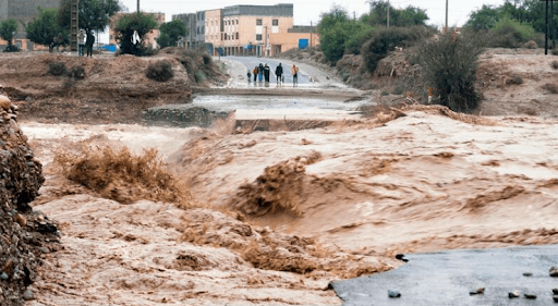 تسخير امكانيات و سائل عامة لإعادة فتح حركة المرور بشيشاوة والمناطق المتضررة من الفيضانات