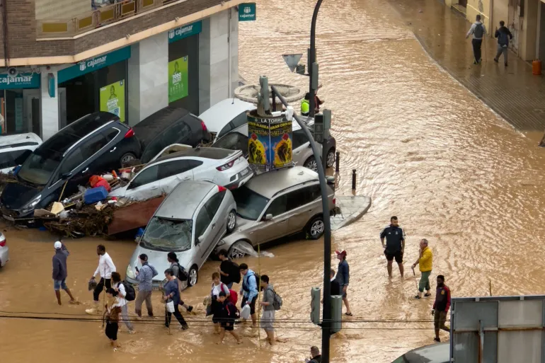 الحكومة الاسبانية تستعد لإعلان المناطق المتضررة بشدة من الفيضانات « مناطق منكوبة »