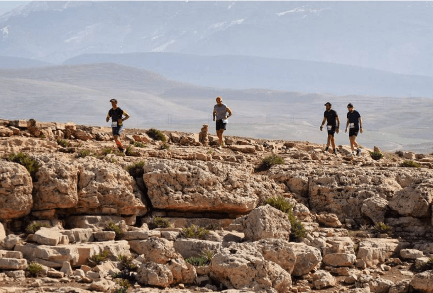 لحاق « صحراء أغافاي » ضواحي مراكش يجمع عشاق الجري والدراجات في 5 سباقات